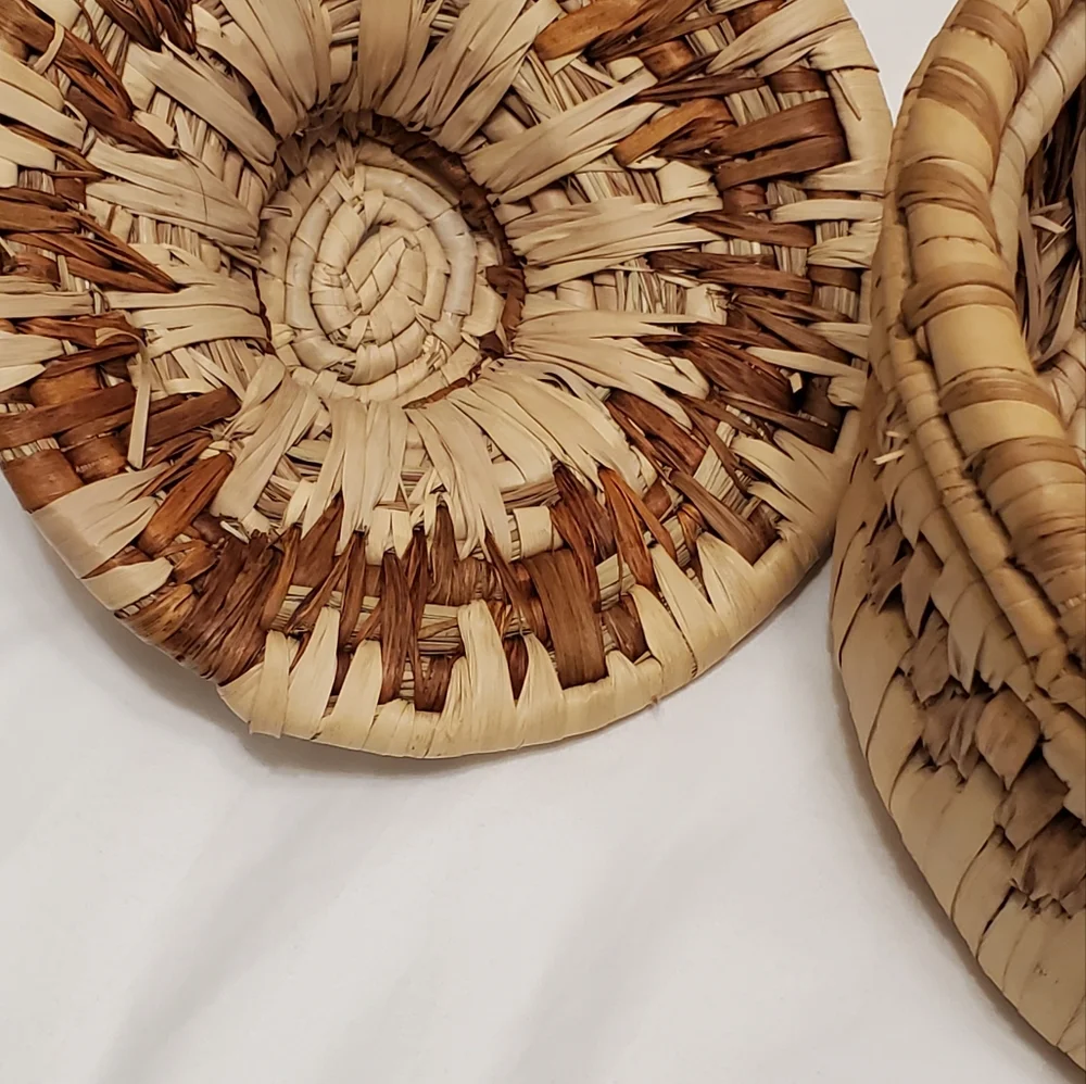 Vtg Brown Boho Farmhouse Woven Round Basket With Lid Storage Decor Sewing